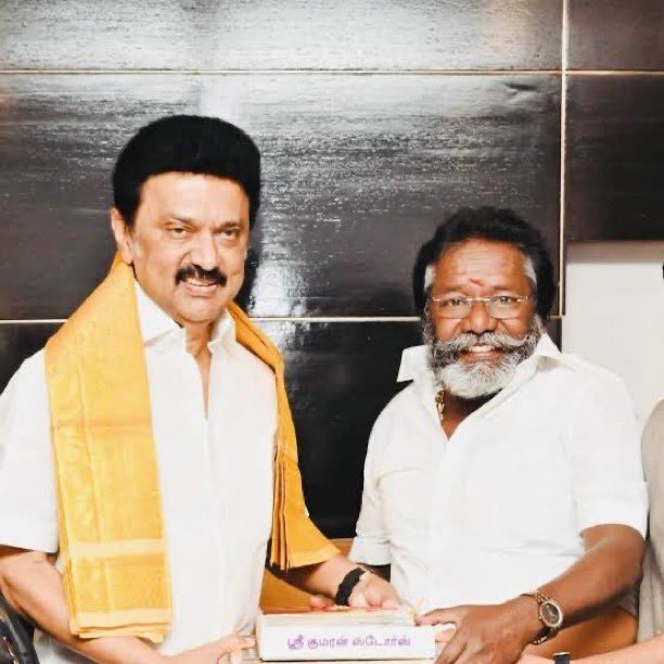 sureshsamy28's tweet image. இந்த மாதிரி ஜாதி பெருமையா பேசி சுற்றும் புரோக்கர் நாய்களை அடித்து ஓட விடணும். பவர் இருக்கவன் கிட்ட புரோக்கராகவும், இல்லாதவன் கிட்ட ஜாதி பவர் அஹ் காட்டுறவனவும் இருக்கான். இவனை எல்லாம் கூட வச்சு சுற்றுற ஜாதி அரசியல் கட்சி தான் இந்த @arivalayam 🤦🏻♂️