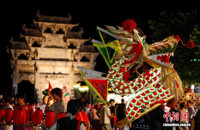 PDChinaLife's tweet image. Enjoy a night tour jazzed up with a dazzling display of traditional folk culture at Xidi Village in Yixian County, east China&apos;s Anhui Province. As twilight falls, the ancient village comes alive with the radiant glow of fish lanterns and a vibrant bench dragon parade.