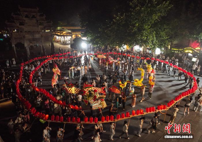 PDChinaLife's tweet image. Enjoy a night tour jazzed up with a dazzling display of traditional folk culture at Xidi Village in Yixian County, east China&apos;s Anhui Province. As twilight falls, the ancient village comes alive with the radiant glow of fish lanterns and a vibrant bench dragon parade.