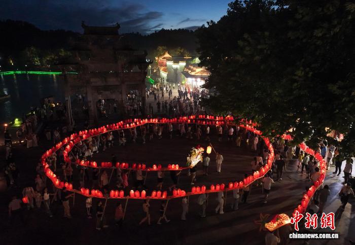 PDChinaLife's tweet image. Enjoy a night tour jazzed up with a dazzling display of traditional folk culture at Xidi Village in Yixian County, east China&apos;s Anhui Province. As twilight falls, the ancient village comes alive with the radiant glow of fish lanterns and a vibrant bench dragon parade.