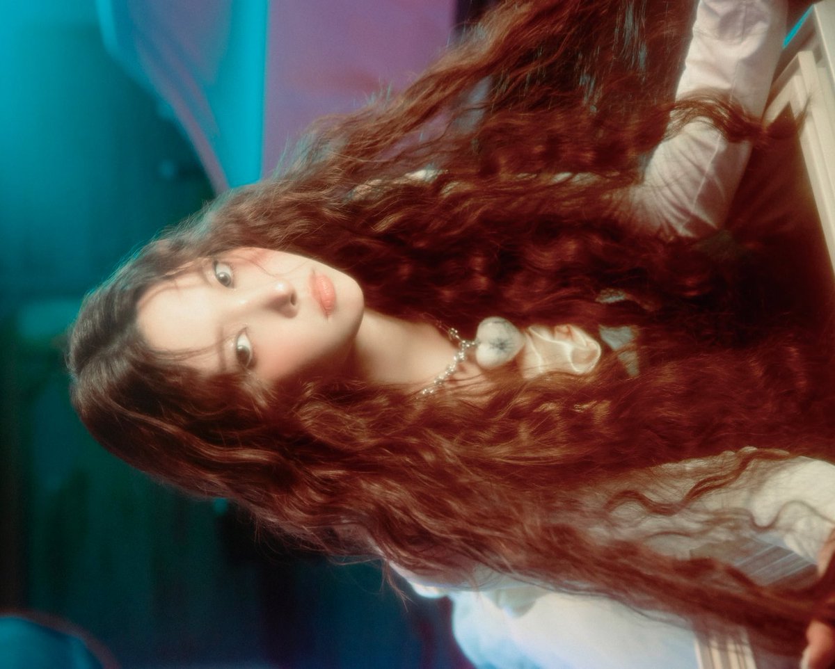 chaeizm's tweet image. THIS HAIR ON YUNAH I FEEL INSANE