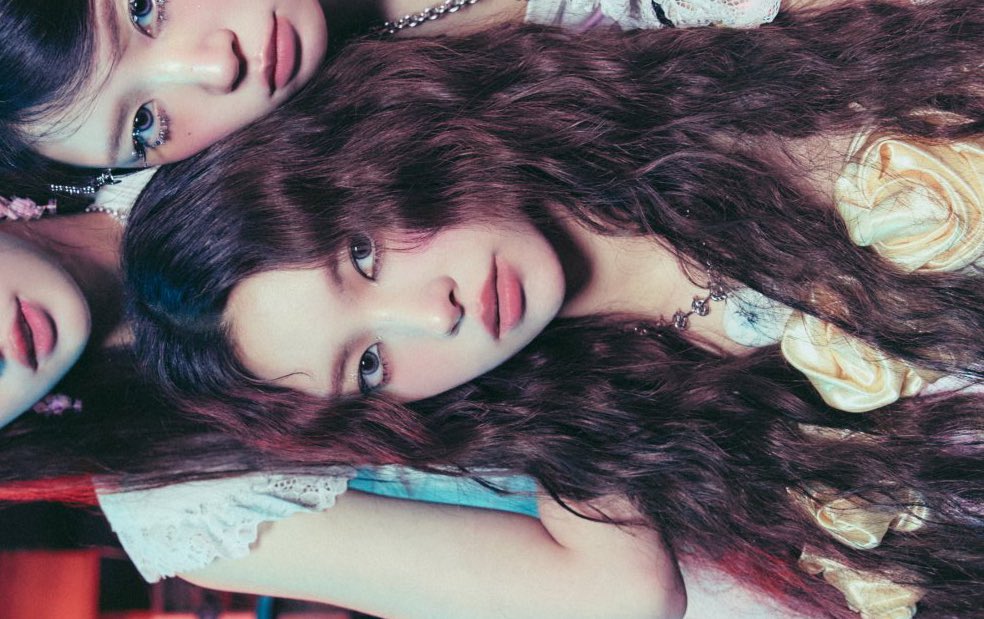 chaeizm's tweet image. THIS HAIR ON YUNAH I FEEL INSANE