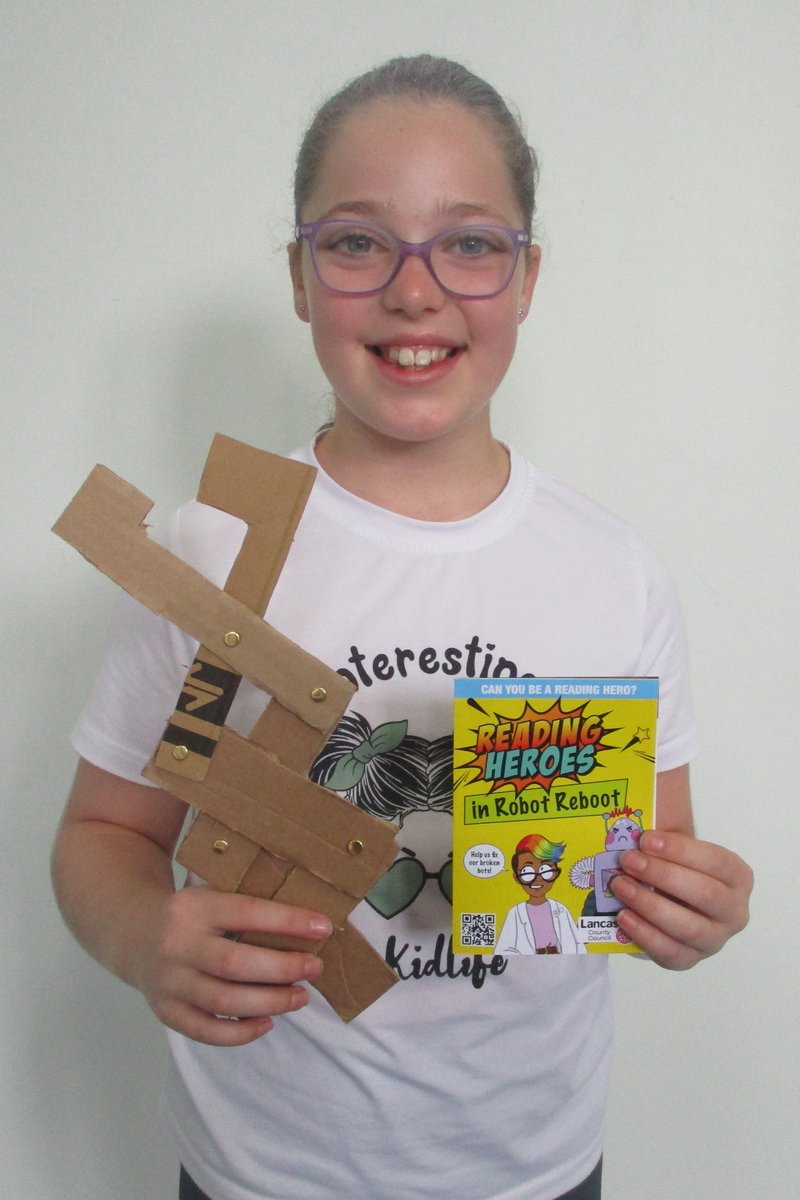 LancsLibraries's tweet image. This week at #RawtenstallLibrary our Reading Heroes used recycled cardboard to make robot hand grabbers and ticked off a challenge! #LancsReadingHeroes