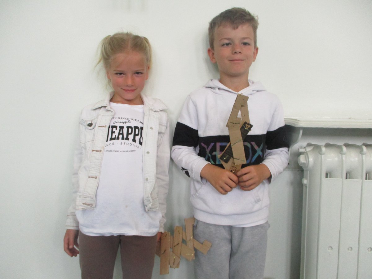 LancsLibraries's tweet image. This week at #RawtenstallLibrary our Reading Heroes used recycled cardboard to make robot hand grabbers and ticked off a challenge! #LancsReadingHeroes