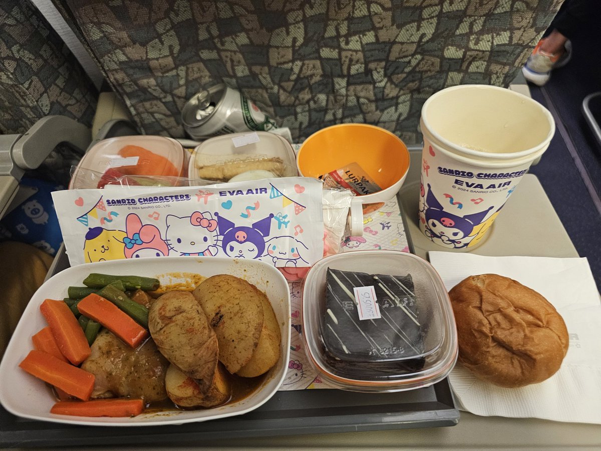 Spa_Shrine's tweet image. バリ島からはエバー航空の台北経由で帰国します

この路線はハローキティの特別塗装機がいつも飛んでいるみたいでした

機体塗装だけではなく、チケット、モニター、ヘッドレストカバーやフォークやスプーンまでキティちゃんでビックリ！

#DPS
#エバー航空 
#A333
#キティちゃん 
#ANAマイル