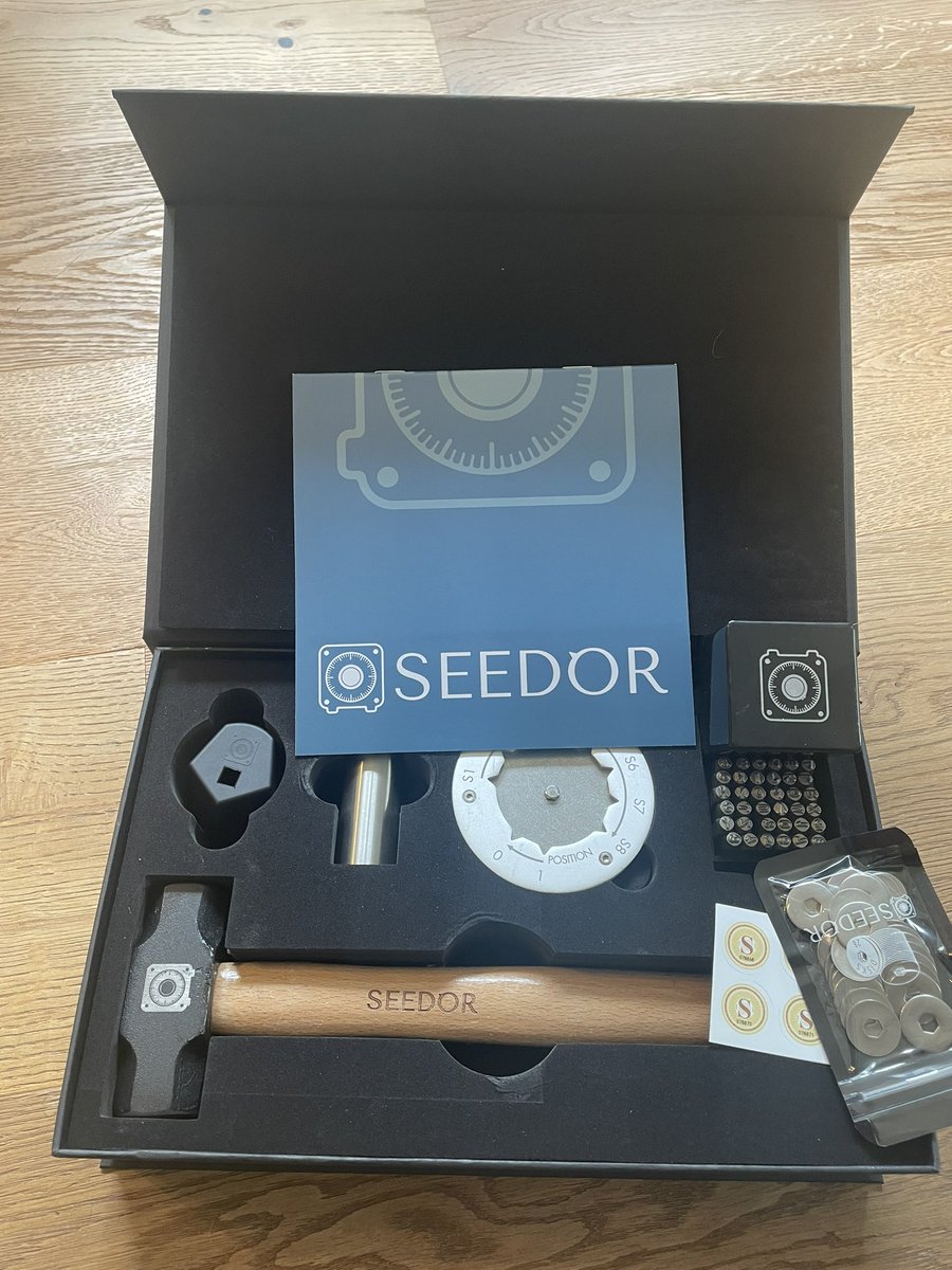 HodlDad21's tweet image. Mein Seedor Starter-Set 🔨 von @seedor_io ist gerade mit der Post gekommen 🥳

Mein erster Eindruck ist sehr positiv. Jetzt noch die Gebrauchsanleitung studieren und los geht’s!

#Backup #Seedor #Bitcoin