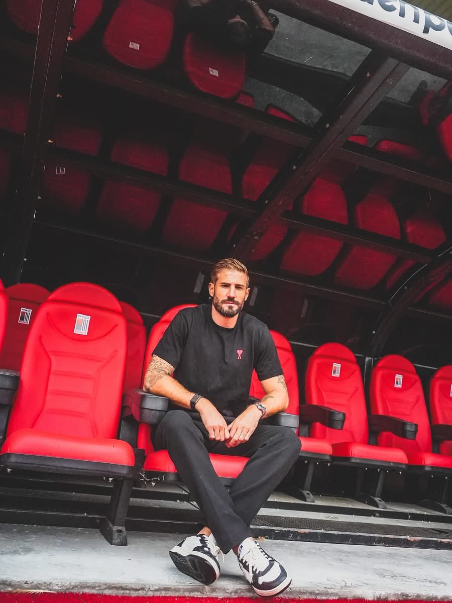 rwdm_brussels's tweet image. Au temple 🏟️