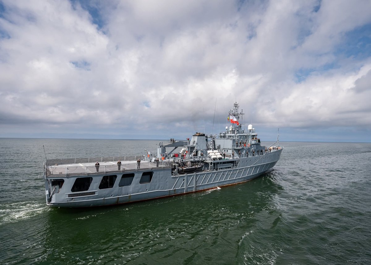 DGeneralneRSZ's tweet image. 🇵🇱⚓️ ORP Kontradmirał Xawery Czernicki na obchodach 90-lecia Marynarki Wojennej Litwy ⚓️🇱🇹
Załoga #ORPCzernicki uczestniczyła w uroczystościach z okazji 90. rocznicy utworzenia Marynarki Wojennej Litwy. Ulicami Kłajpedy przeszła uroczysta parada, a na wodach Bałtyku odbyła się…