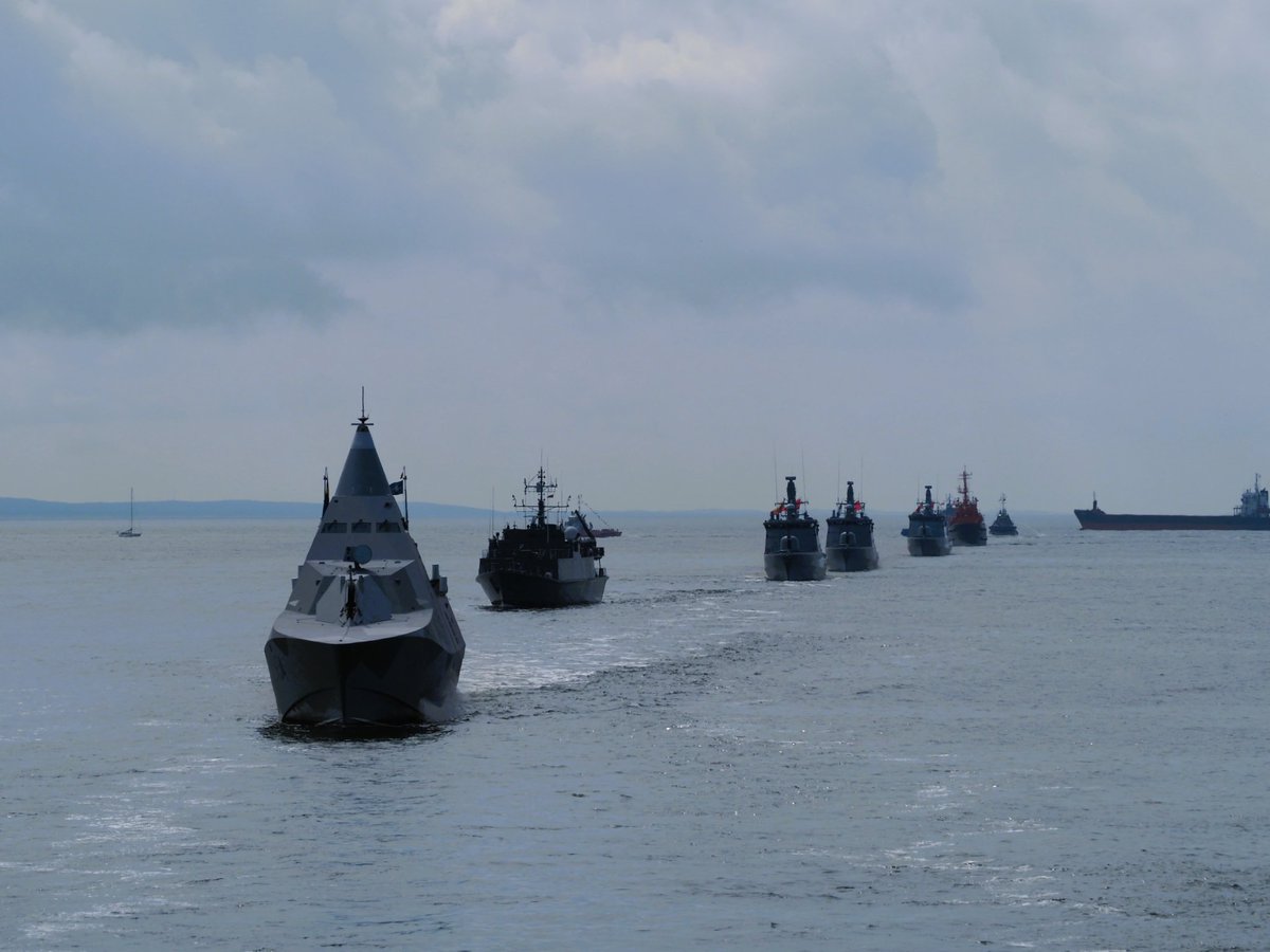 DGeneralneRSZ's tweet image. 🇵🇱⚓️ ORP Kontradmirał Xawery Czernicki na obchodach 90-lecia Marynarki Wojennej Litwy ⚓️🇱🇹
Załoga #ORPCzernicki uczestniczyła w uroczystościach z okazji 90. rocznicy utworzenia Marynarki Wojennej Litwy. Ulicami Kłajpedy przeszła uroczysta parada, a na wodach Bałtyku odbyła się…