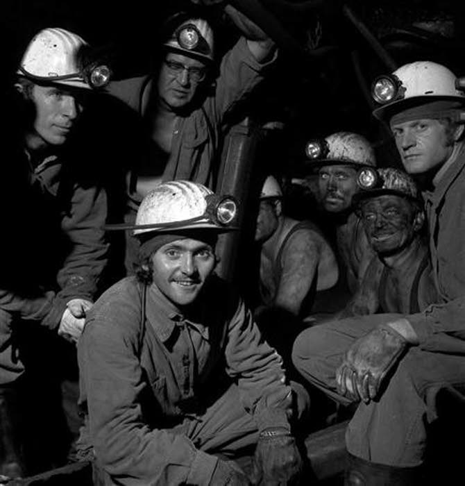 Août 1972. Robert Herbin emmène ses joueurs à la mine, dans un puits en activité, au Chambon-Feugerolles