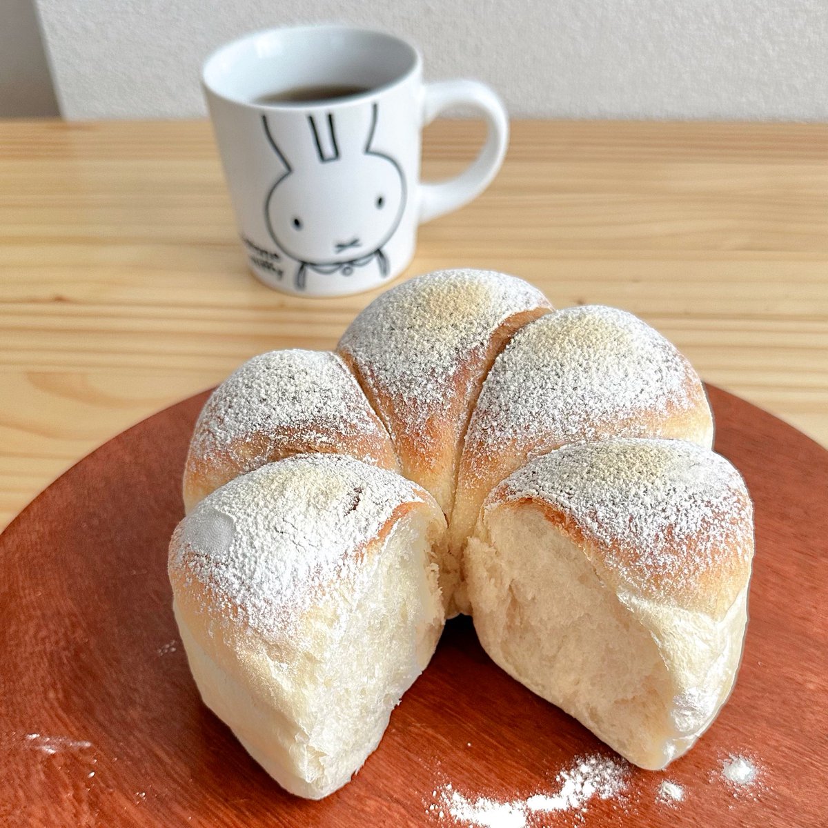mocomoco_x0's tweet image. ケーキ型でちぎりパン焼いた🍞
