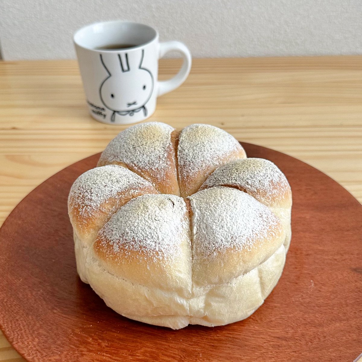 mocomoco_x0's tweet image. ケーキ型でちぎりパン焼いた🍞