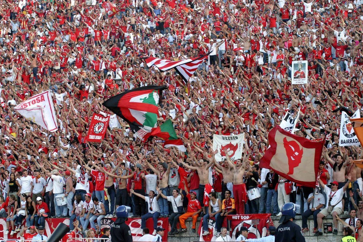 CurtaVermelha's tweet image. Proposta 36. Trabalho regular com as claques - Associativismo
As claques são fundamentais para criar um ambiente que carregue a equipa quando é preciso e podem mudar o rumo de um jogo. No entanto, as claques do Benfica estão amordaçadas há quase uma década.
Os adeptos do…