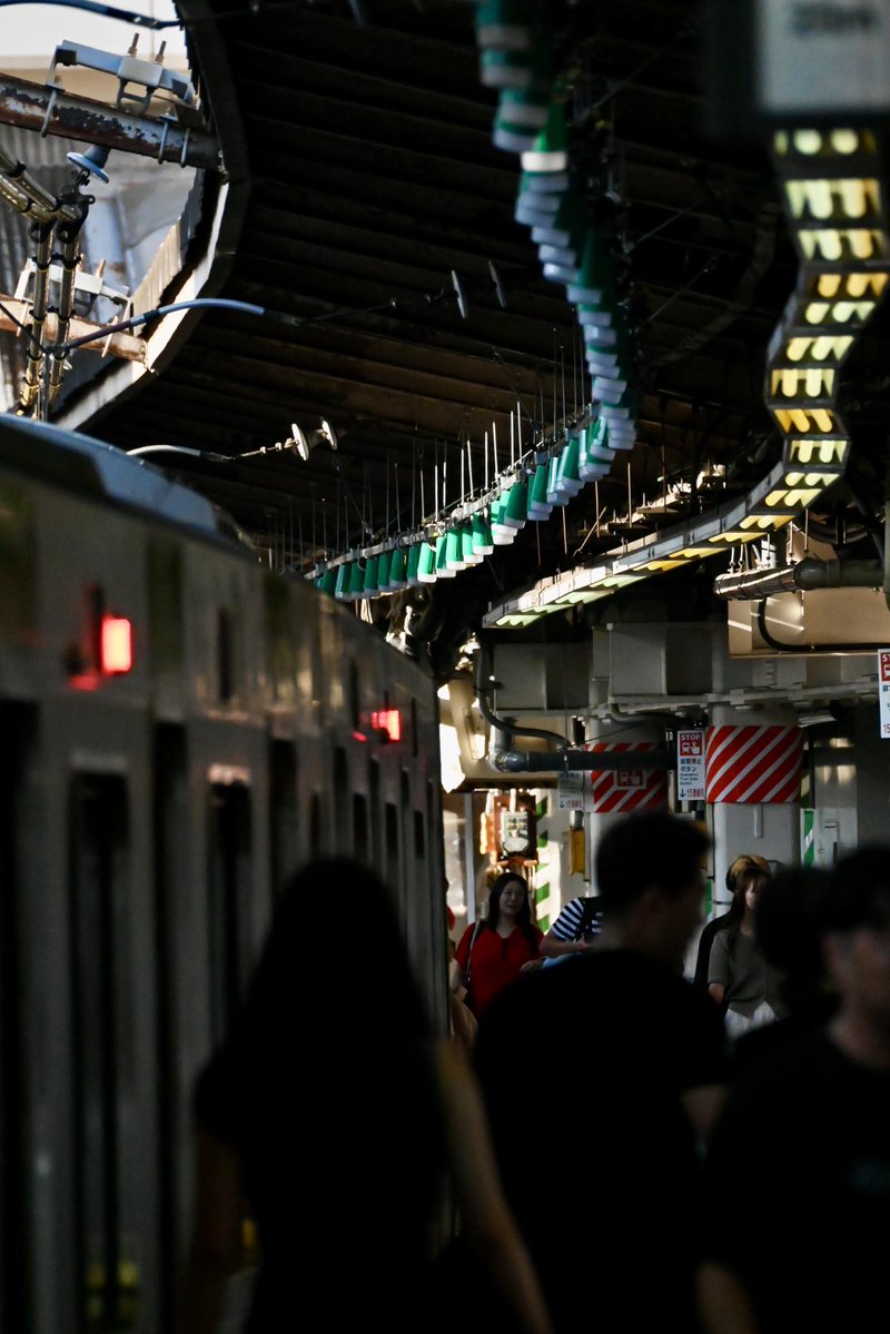 hatolier_camera's tweet image. 新宿駅、都会に追いついていない旅情の居心地。