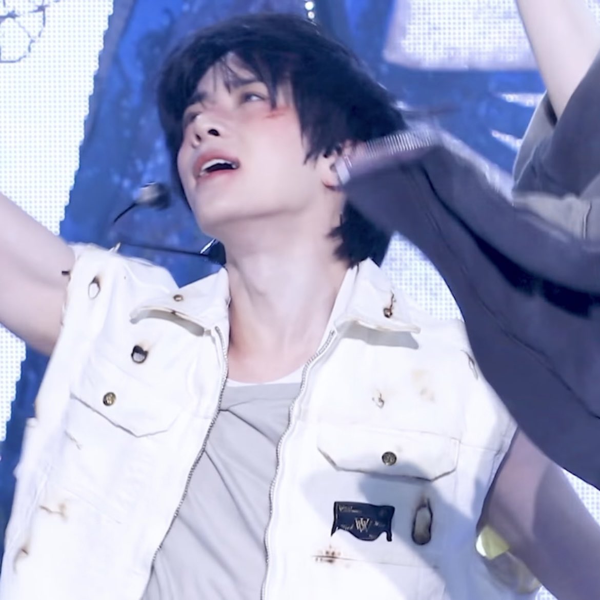 ghostingsoobin's tweet image. i love the intensity and the way beomgyu immerses himself completely in the performance, the vibe of beautiful strangers is very similar to deja vu and in fact his expressions are full of melancholy, nostalgia and hope...i could watch him dance for hours