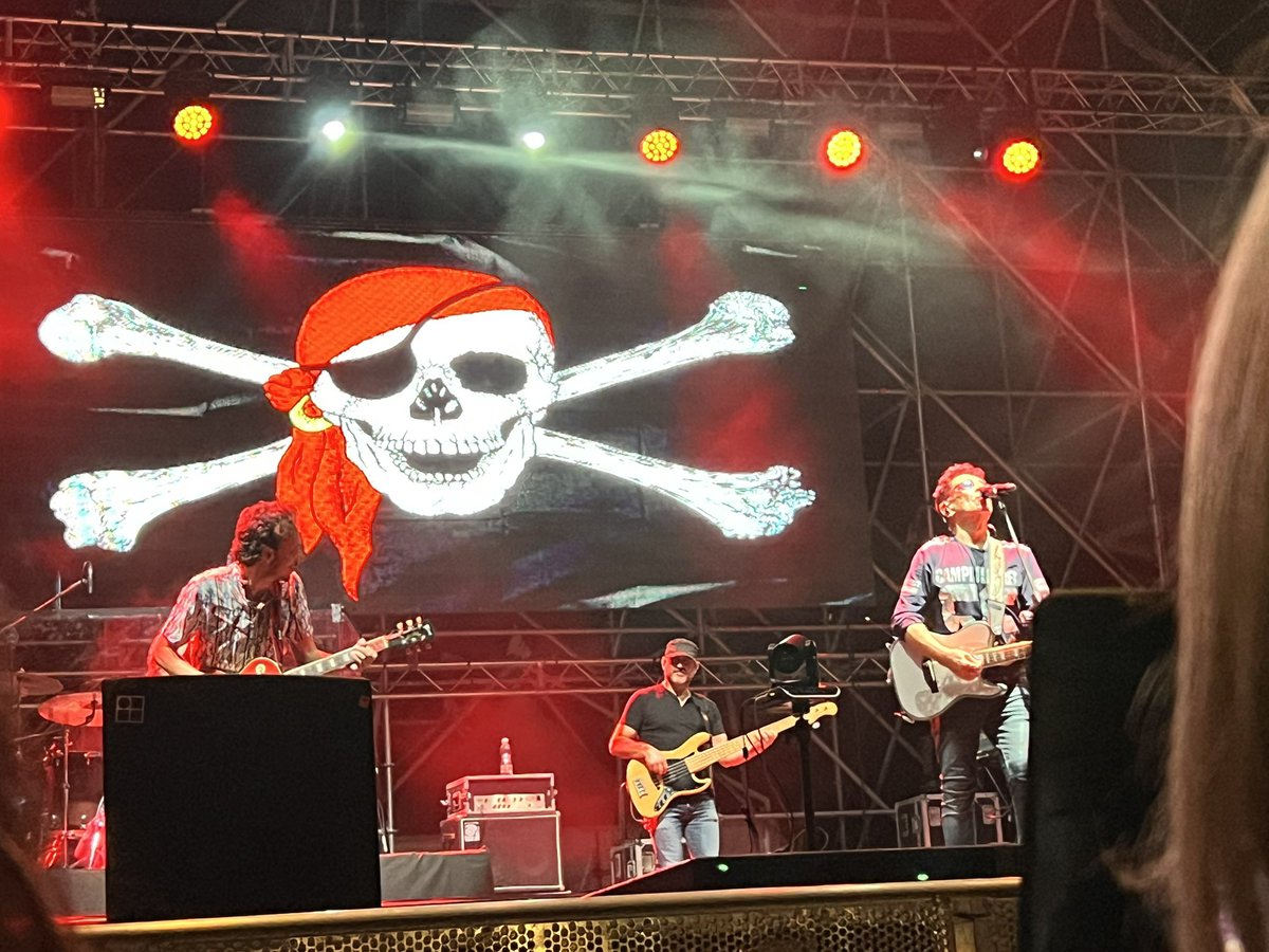 insopportabile's tweet image. Un concerto di una potenza sonora incredibile, band pazzesca, carrellata di canzoni cariche di storia e di emozione con un ragazzino di 78 anni che ha tenuto il palco incredibilmente e senza risparmiarsi. Edoardo Bennato ci ha regalato cuore e un concerto memorabile. 💙