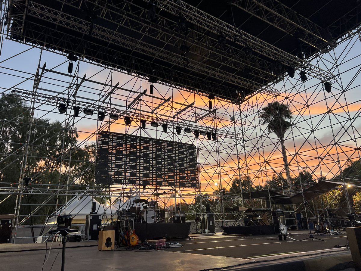 insopportabile's tweet image. Un concerto di una potenza sonora incredibile, band pazzesca, carrellata di canzoni cariche di storia e di emozione con un ragazzino di 78 anni che ha tenuto il palco incredibilmente e senza risparmiarsi. Edoardo Bennato ci ha regalato cuore e un concerto memorabile. 💙