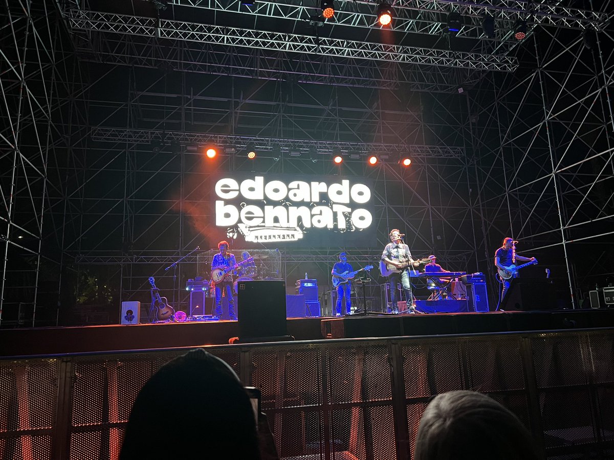 insopportabile's tweet image. Un concerto di una potenza sonora incredibile, band pazzesca, carrellata di canzoni cariche di storia e di emozione con un ragazzino di 78 anni che ha tenuto il palco incredibilmente e senza risparmiarsi. Edoardo Bennato ci ha regalato cuore e un concerto memorabile. 💙