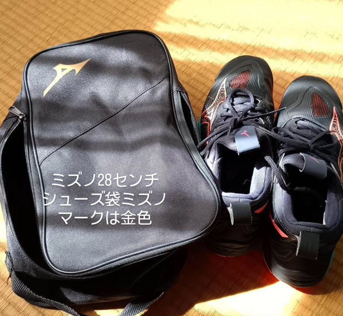 ichigoya16's tweet photo. バレーシューズ持ち帰り間違い。
7月26日(土)呉市広のシシンヨーオークアリーナにて広島県中学校バレーボール選手権大会の会場で息子のバレーシューズ(袋ごと)持ち帰り間違いがありました。一枚目の派手なシューズが息子のものです。26.5センチでまだ新しめです。二、三枚目のものが現在家にあります。 https://t.co/bwMnR31kZu