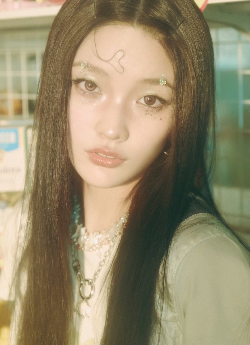 picsofiroha's tweet image. iroha of illit 𐙚⋆.˚