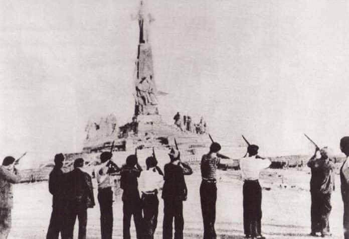 MasRazonqUnSant's tweet image. #28Julio 1936
Milicianos del Frente Popular fusilan el Sagrado Corazón de Jesús del Cerro de los Ángeles #Getafe
5 días antes habían asesinado a 5 jóvenes que lo protegían
#7Agosto lo dinamitan
Le cambian el nombre por Cerro Rojo
#6Noviembre 1936 lo recuperan los nacionales