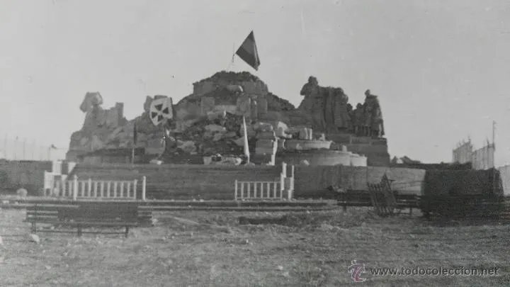 MasRazonqUnSant's tweet image. #28Julio 1936
Milicianos del Frente Popular fusilan el Sagrado Corazón de Jesús del Cerro de los Ángeles #Getafe
5 días antes habían asesinado a 5 jóvenes que lo protegían
#7Agosto lo dinamitan
Le cambian el nombre por Cerro Rojo
#6Noviembre 1936 lo recuperan los nacionales