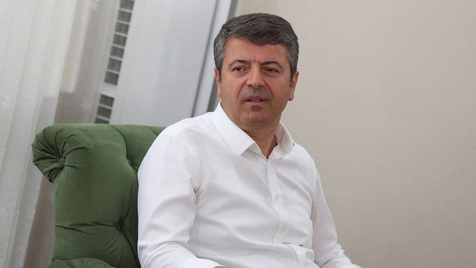 Abdurrahman Tutdere, yüzde 49.74 oy oranıyla Adıyaman'ı 47 yıl sonra CHP'ye kazandırdı. Soyut iddialarla gözaltına alındı, ev hapsi kararı verildi. İçişleri Bakanlığı da hemen görevden uzaklaştırıldı. İtiraz üzerine iki gün önce ev hapsi kararı kaldırıldı. 

Şimdi İçişleri