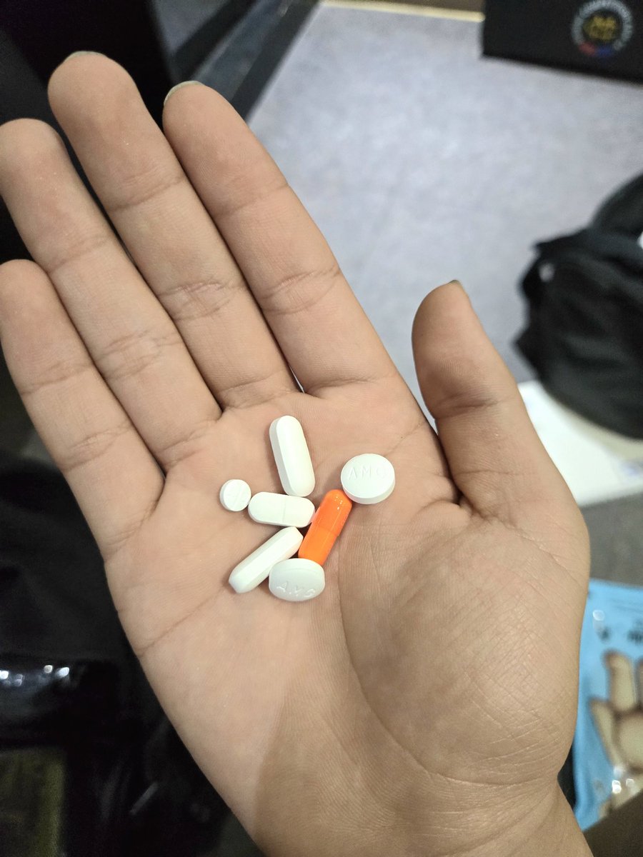 ariaP616480's tweet image. 어떤  돌아이가 감기인데 약을 7개를 먹어요
어거 먹으면 심장잡고 쓰러지는거 아니야?