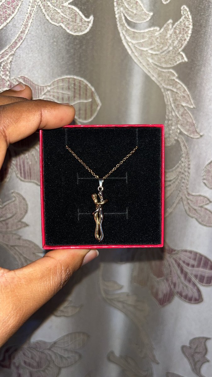 _adaaobii's tweet photo. Because basic gifts are canceled this #Girlfriendsday 

Shop our 7-in-1 jewelry box containing the most stunning earrings 😍 N30,000

Also available is the couple necklace for that special someone 🥹 N15,000

Location: Yaba, Lagos.

Nationwide delivery!

Pls RT 🙏
Cc: @_DammyB_ https://t.co/YQswM5Te1o