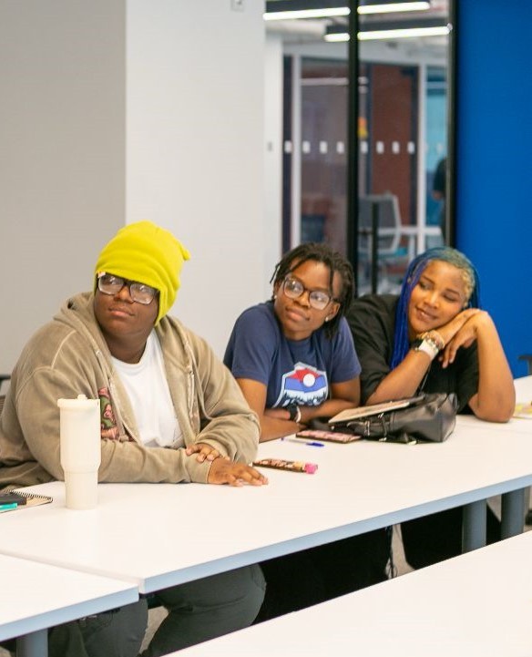 LFCFoundation's tweet image. We teamed up with Teens of Color Abroad for pre-departure Creative Works sessions on storytelling & personal branding β¨
This group is off to France for 2 weeks to document their journey through photos & videos that capture their growth πΈ @_be_inspi_red