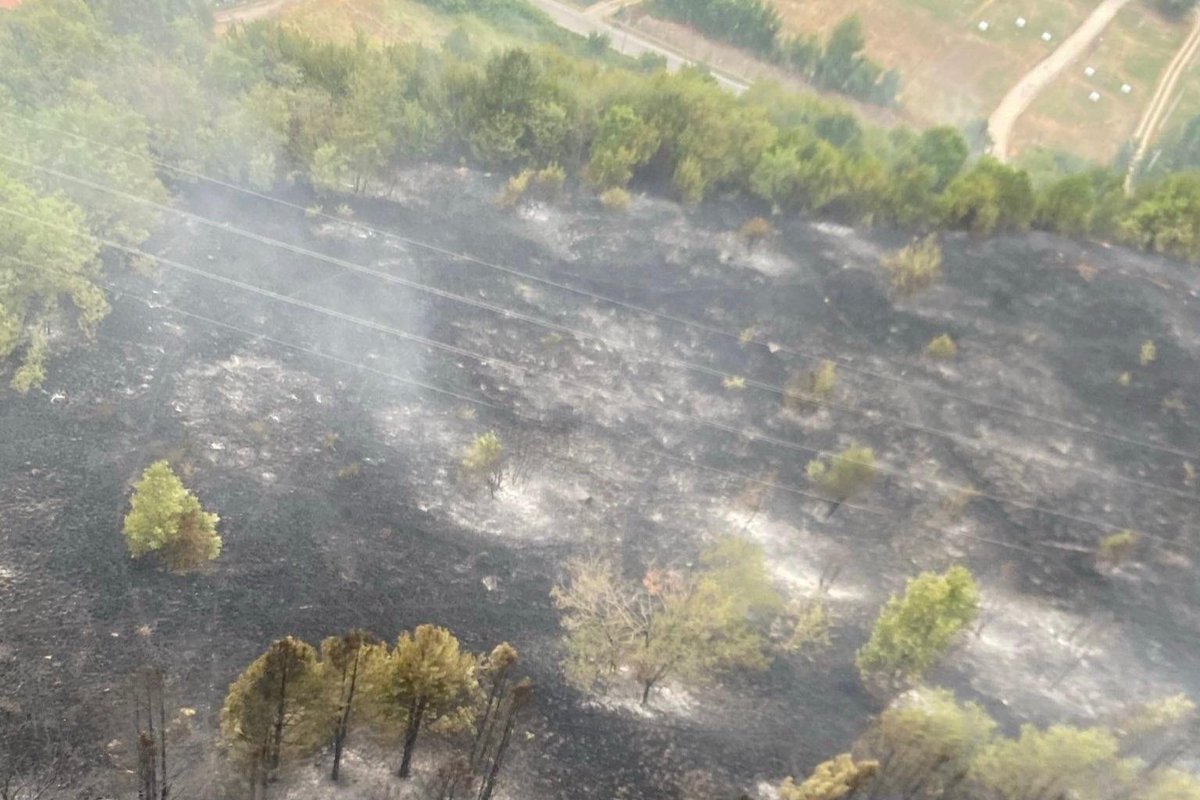 NATO_KFOR's tweet image. The #NATO-led #KFOR mission, with U.S. aviation troops assigned to Regional Command-East, continues to assist the Kosovo Emergency Management Agency in combating wildfires affecting various parts of the region.

#UNITASOMNIAVINCIT 
#StrongerTogether