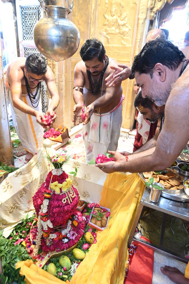 ShriVishwanath's tweet image. पवित्र श्रावण मास, तृतीय सोमवार, 28/07/2025, बाबा विश्वनाथ के मध्याह्न-भोग आरती दर्शन I
#kashivishwanath #kashi #VishwanathDham #sawan2025 #sanatandharma