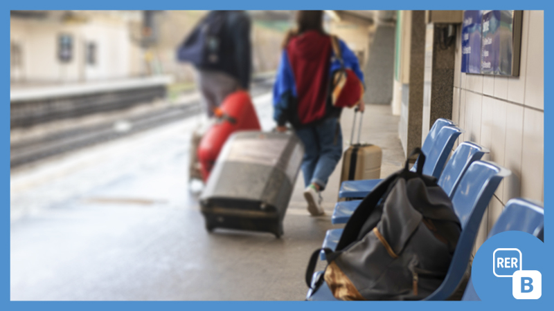 [👜 Affaires oubliées] Lorsque vous montez ou descendez du train, pensez bien à vérifier que vous avez toutes vos affaires avec vous. #affairesoubliéestraficperturbé #RERB
