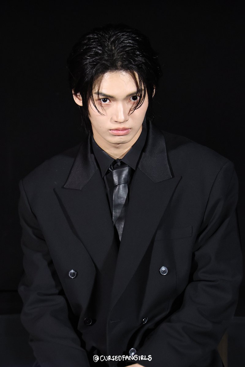 CURSEDFANGIRLS's tweet image. กล้องคนอื่น~ กล้องฉัน~🤣
#EnigmaBlackStageEP1 #winmetawin