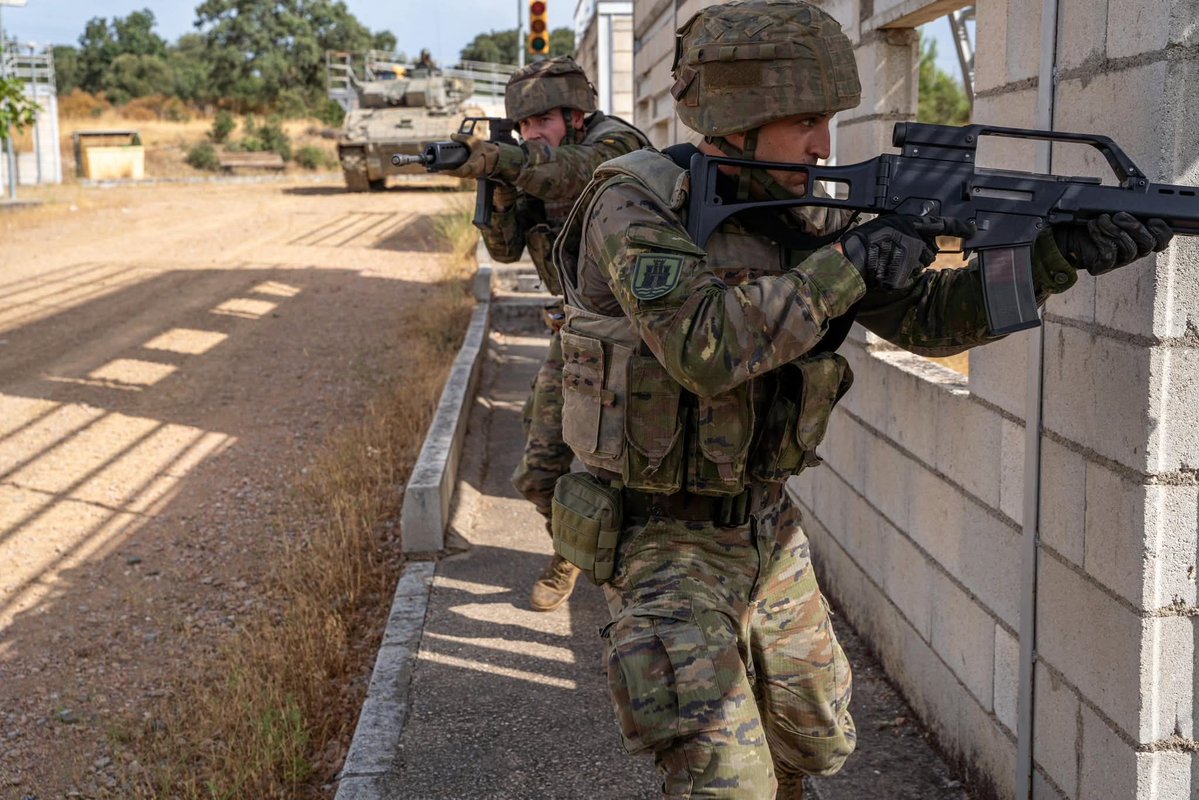FUTER_ET's tweet image. La #BrigadaGuzmanelBueno mantiene su compromiso con la preparación constante.
La instrucción no se detiene: cada día cuenta para estar listos cuando más se nos necesite.
#Sedfuertesenlaguerra
#40AniversarioBRIX
#SomostuEjército