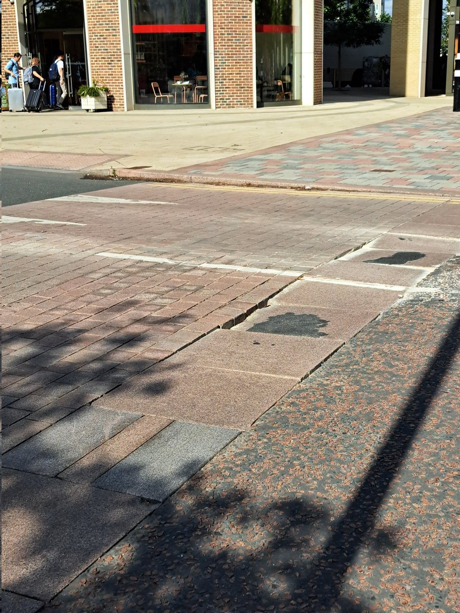 Sam_in_Cam's tweet image. Build quality at the flagship CB1 development holding up just as well as the flagship Fendon Rd roundabout project. Have we lost the ability to specify and build roads?