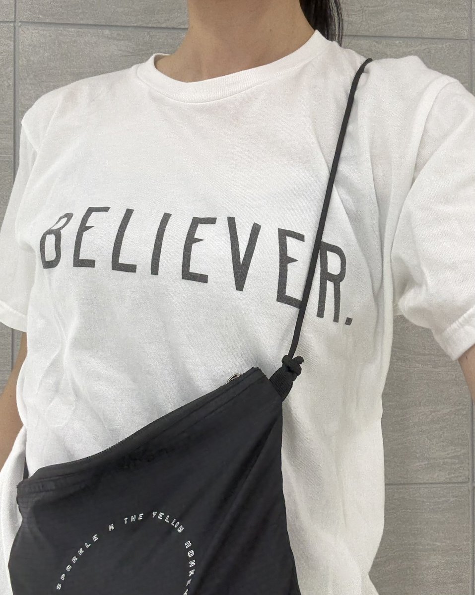 ERI1121's tweet image. 苗場から帰宅して荷物だけ置いて、ダッシュでバンTに着替えて、推しのライブへ。帰国からここまでノンストップでさすがに死にそう…でも推しごとはがんばら…ない…と…🫠てテンションだったのだけど、BELIEVER.Tに着替えたらむくむくと元気が湧いてきて、やっぱり推し(THE YELLOW MONKEY)ってすごい！