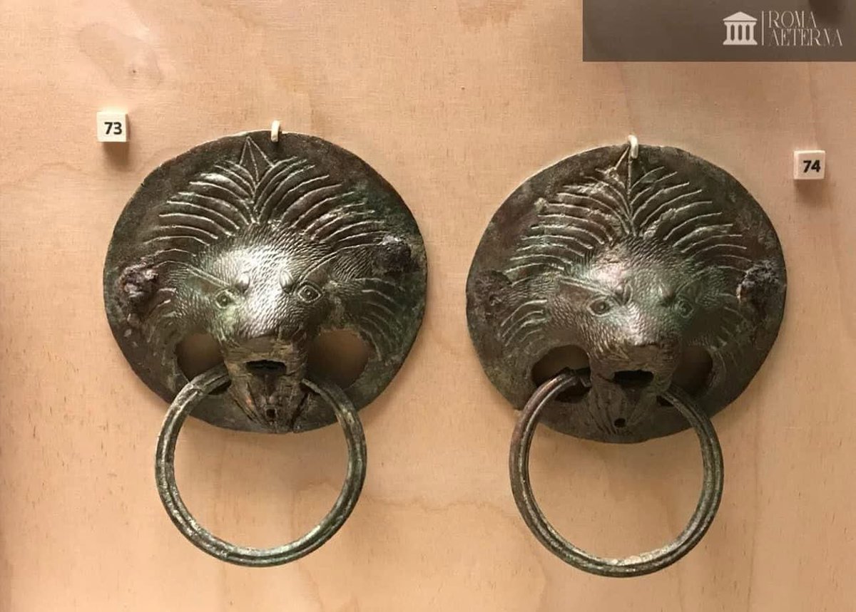 ValeriaAugusta8's tweet image. Appliques romaines en bronze représentant des têtes de lion et provenant peut-être d’Italie. Elles sont exposées au musée de Picardie à Amiens.