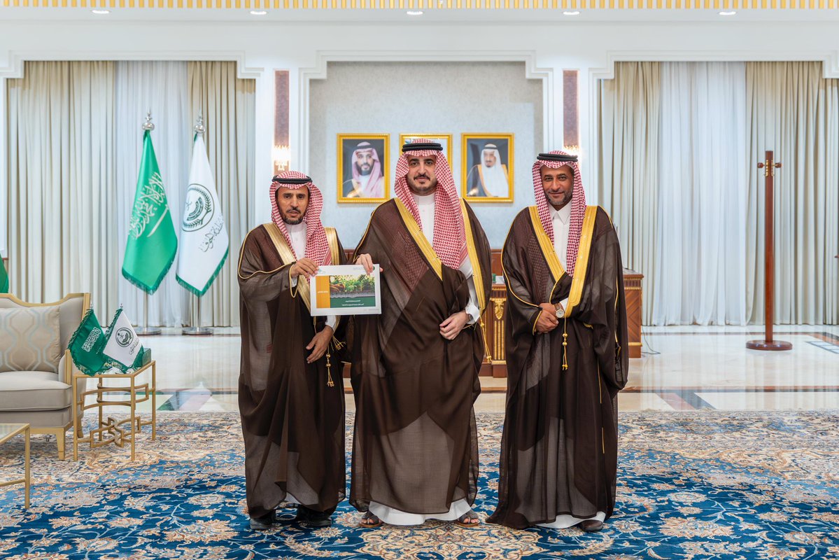 AljoufSA's tweet image. أمير #منطقة_الجوف يطّلع على تقرير فرع وزارة البيئة والمياه والزراعة بالمنطقة حول أعمال التشجير ضمن #مبادرة_السعودية_الخضراء
spa.gov.sa/ar/w2368476