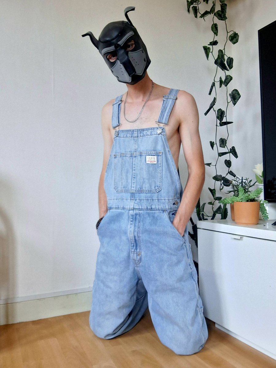OverallToys's tweet photo. Pup dressé, salopette verrouillée.
Tenue imposée, posture intégrée.
Je ne parle pas. Je ne choisis pas.
Je m’habille pour servir, à genoux, sous contrôle. https://t.co/XaItBQkGJ1