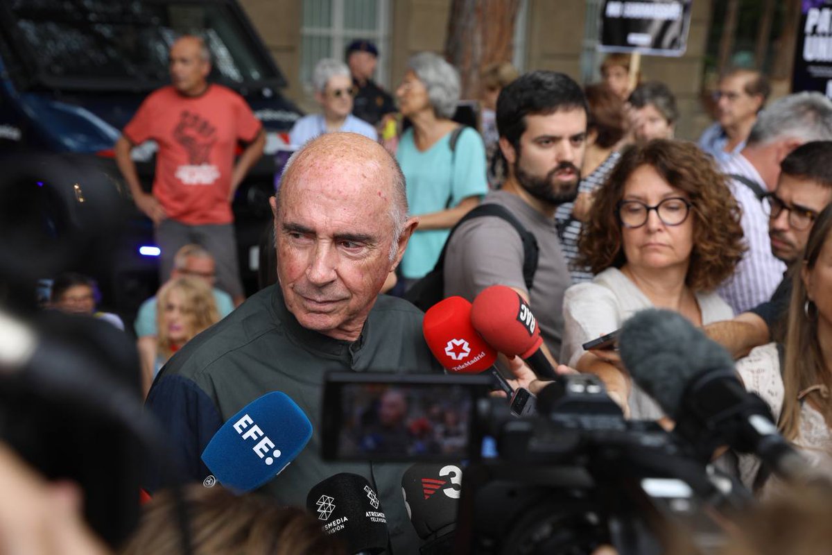 assemblea's tweet image. ⬛⬜ @lluis_llach, president de l&apos;Assemblea, davant del MNAC: &quot;Estem disposats a continuar la lluita per evitar l&apos;espoli de les pintures de Sixena&quot;
