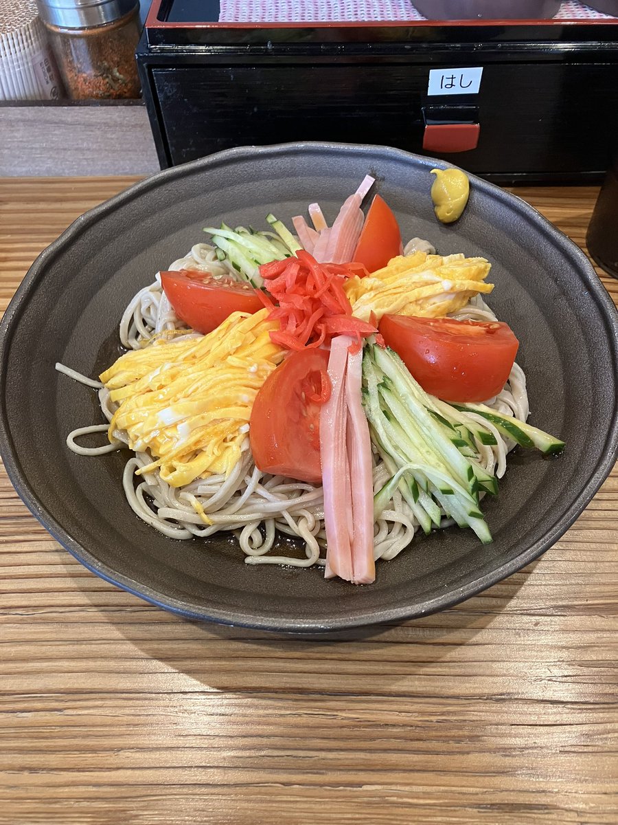 2019Mars's tweet image. 横浜市神奈川区六角橋 #立ち食いそばうどん心 #冷やし中華風そば 700円 自宅で冷やし中華を作るつもりで出かけましたがここに👆️冷やしメニューが８種類もありましたが冷やし中華の気分なのでこれに👆️トマト錦糸卵キュウリ紅生姜ハムに定番の酸っぱい醤油だれ❣️麺が蕎麦なのでヘルシー🤗️嗚呼麺