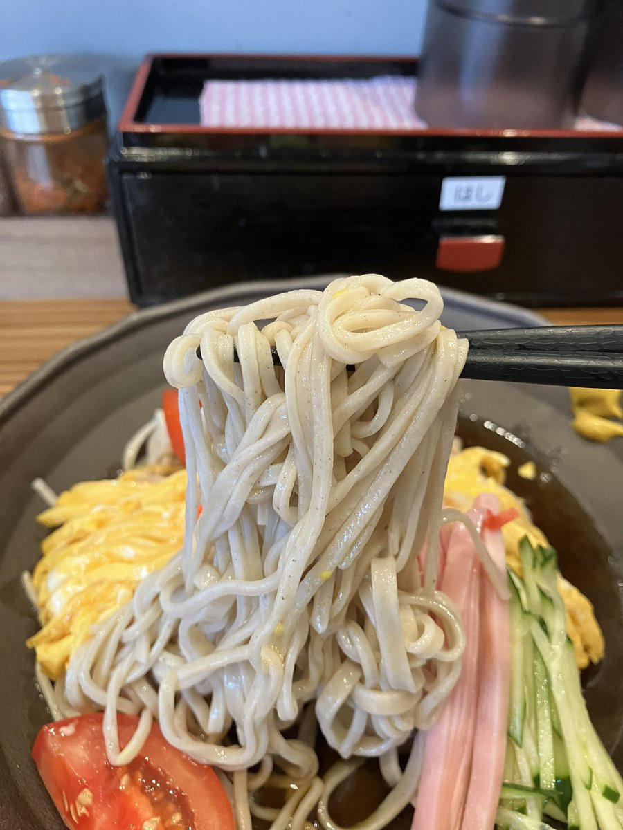 2019Mars's tweet image. 横浜市神奈川区六角橋 #立ち食いそばうどん心 #冷やし中華風そば 700円 自宅で冷やし中華を作るつもりで出かけましたがここに👆️冷やしメニューが８種類もありましたが冷やし中華の気分なのでこれに👆️トマト錦糸卵キュウリ紅生姜ハムに定番の酸っぱい醤油だれ❣️麺が蕎麦なのでヘルシー🤗️嗚呼麺