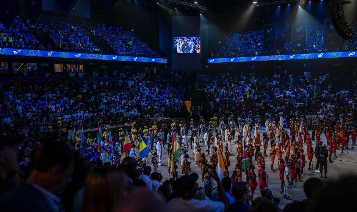 In a vibrant celebration of African potential, President Kagame attended the kickoff of the 2025 Giants of Africa Festival. His presence highlighted the role of leadership in fostering youth development and unity across the continent. 🇷🇼 #GoAFest2025