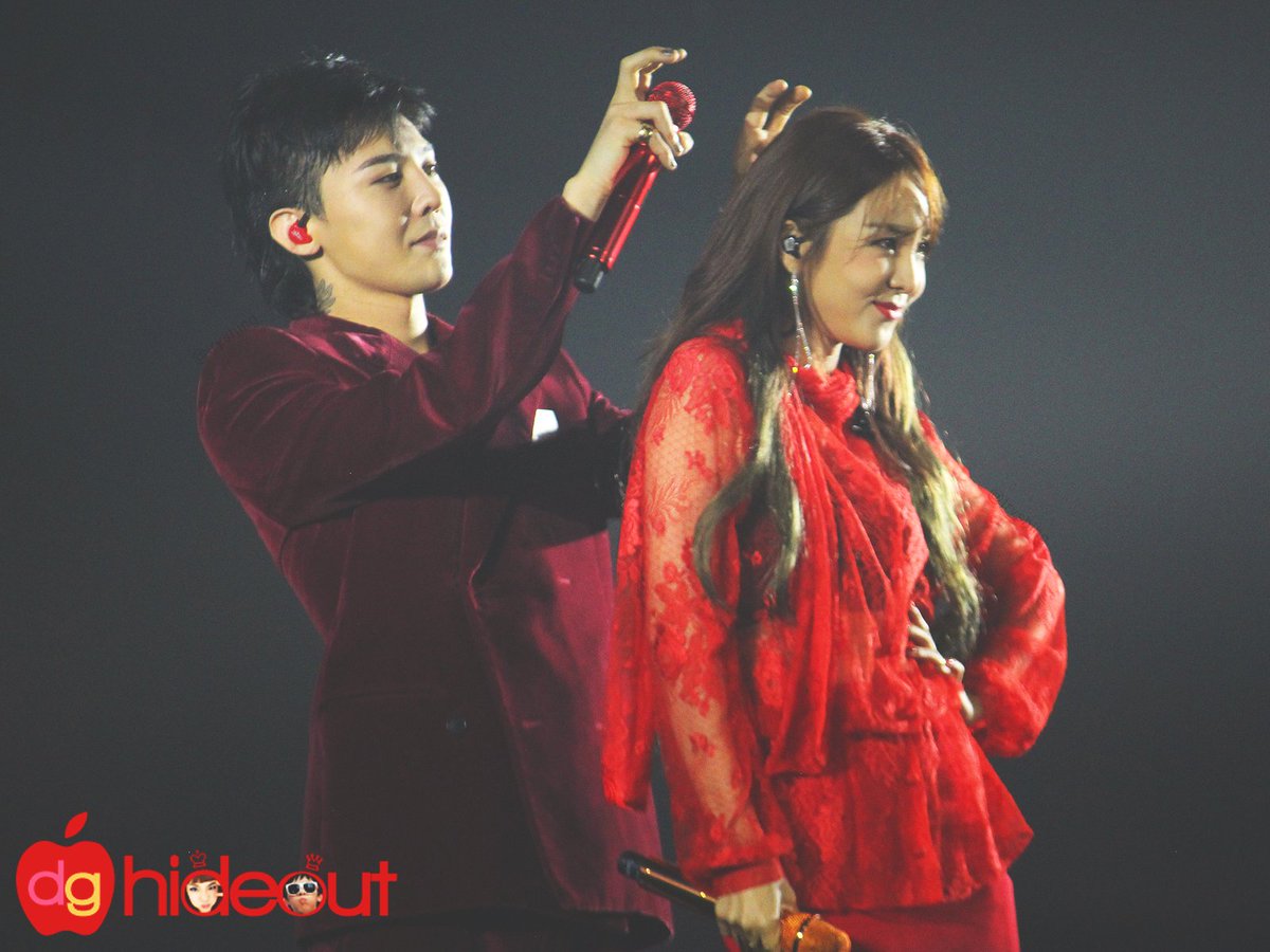 gel2411's tweet photo. He just cant keep his hand off her head ㅎㅎㅎ 🤭🥰 #daragon https://t.co/epeCR7pKEf