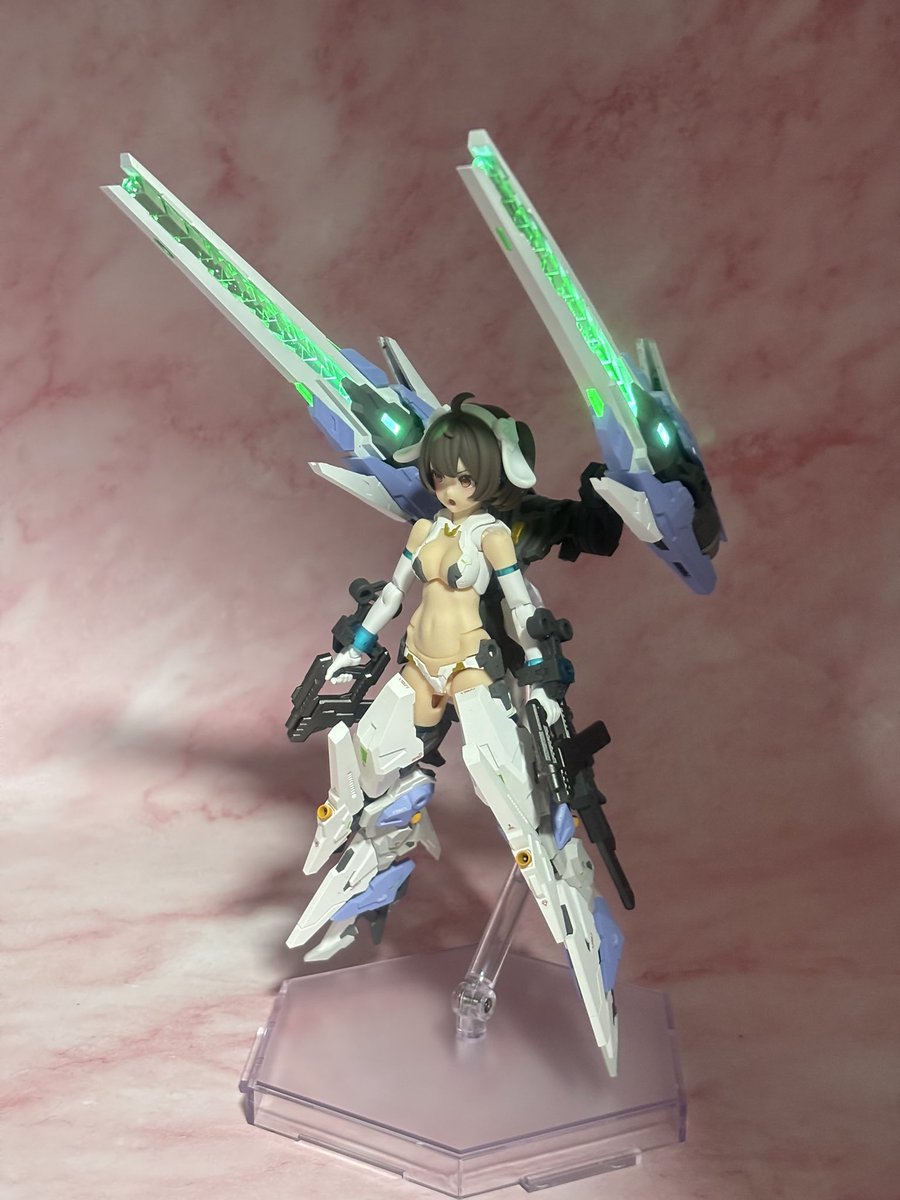 も一つ新作、No.110　MCWLEDキャノンType.Ⅰ！
こちらも簡単工作で光らせられます！
砲身のクリアパーツは透明とクリアグリーンの2種類入ってるのでお好みでお使い下さい。
#メガミデバイス
#ガレージキット
reimu1991410.booth.pm/items/7236486