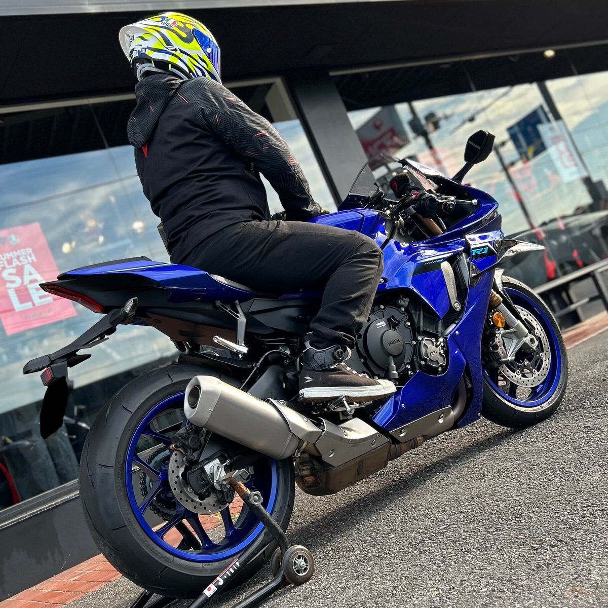 DAINESEMISATO's tweet image. Brilliant #DaineseCrew &amp;amp; #AGVRider !!

洗練されたエアロダイナミクスデザインが際立つ、YZF-R1 '25モデル。

R1に合わせたPISTA GP RR "SOLELUNA 2023"とACCELERATAがExcellent!!

ご納車されたてのご来店ありがとうございました!!!

#ダイネーゼは2年保証
#YAMAHAは美しい