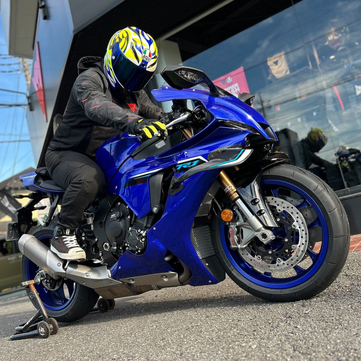 DAINESEMISATO's tweet image. Brilliant #DaineseCrew &amp;amp; #AGVRider !!

洗練されたエアロダイナミクスデザインが際立つ、YZF-R1 '25モデル。

R1に合わせたPISTA GP RR "SOLELUNA 2023"とACCELERATAがExcellent!!

ご納車されたてのご来店ありがとうございました!!!

#ダイネーゼは2年保証
#YAMAHAは美しい