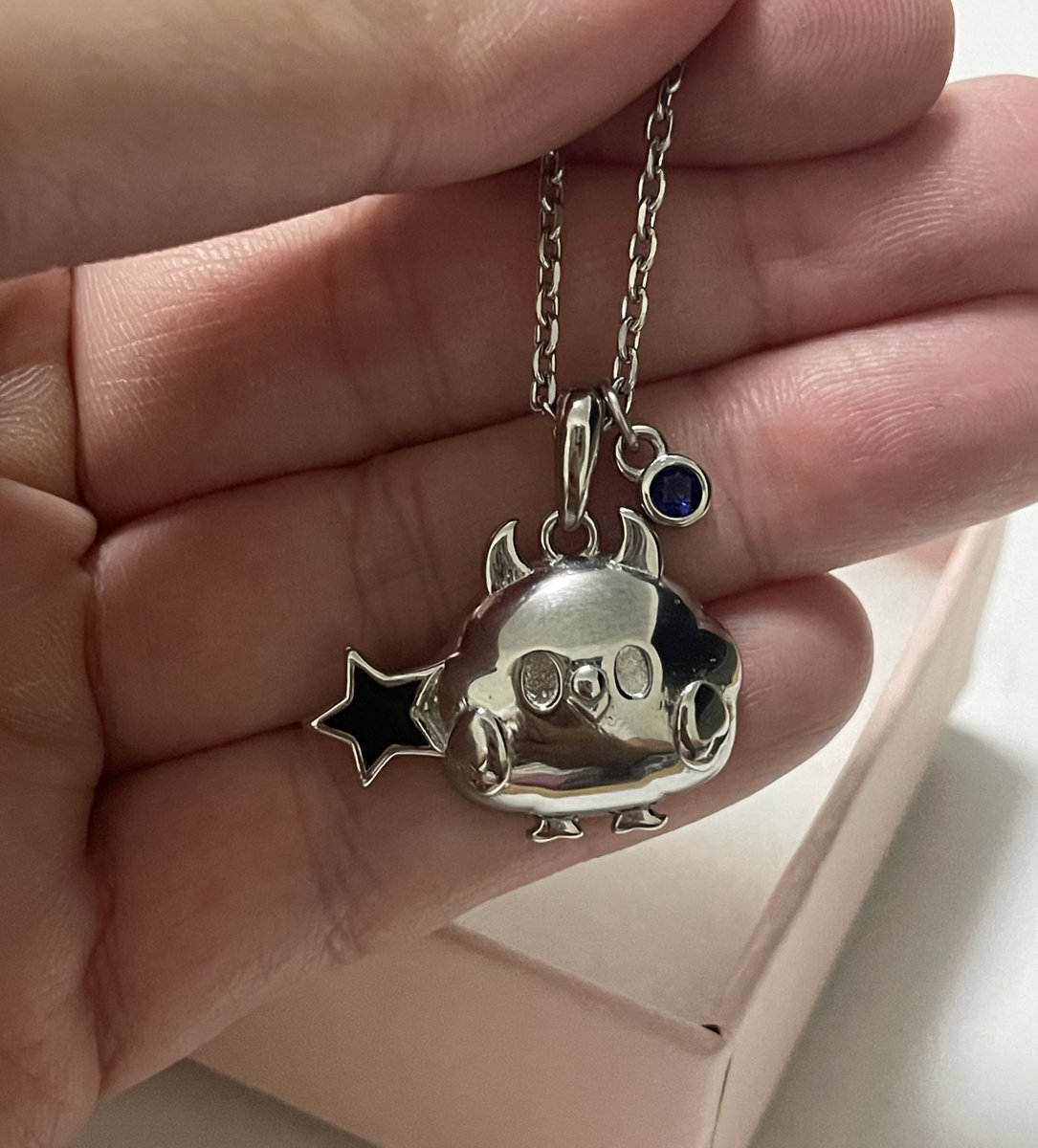 TotallyNOTDaiya's tweet image. Stuck in customs for over month… but finally got my Jailbird Pendant from @bisoulovely, need to switch pendants from my other necklaces, the chain is way too small for my head 😅 #RissaLive
