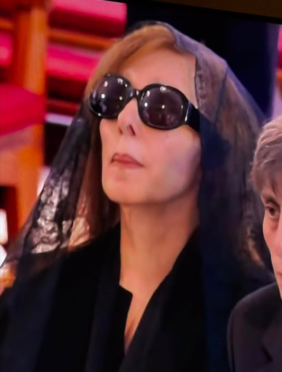 علوّاه لو فيّي يا عينيّي لطير
اتفقّدك يا رجوتي بعدك زغير
و عمرك و عمر العطر ما كفّوا السنة
و شو الدني يا ابني وشو طعم الدني
#زياد_الرحباني 💔